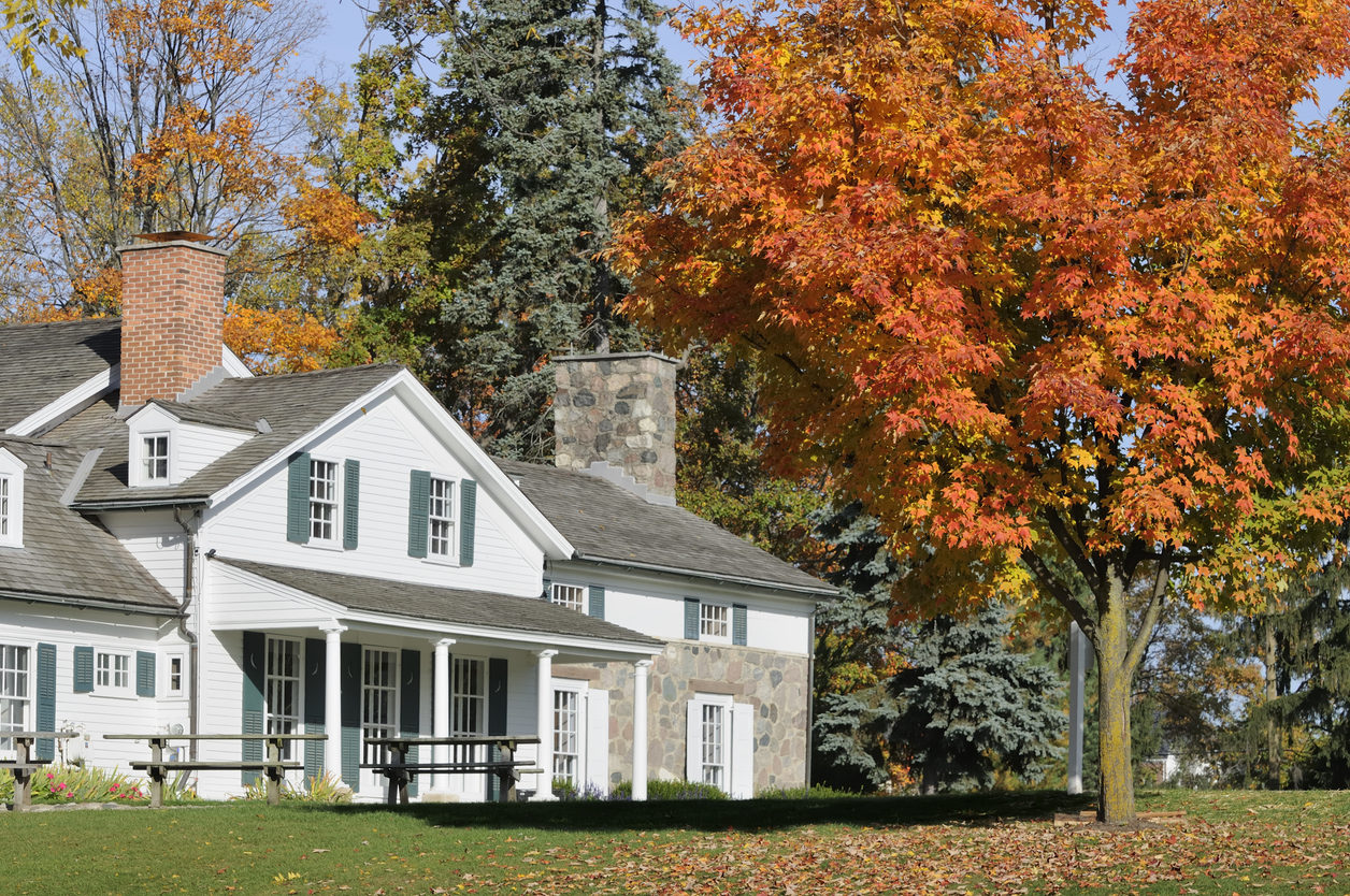 Saline Michigan home with pd home exteriors roofing siding and windows